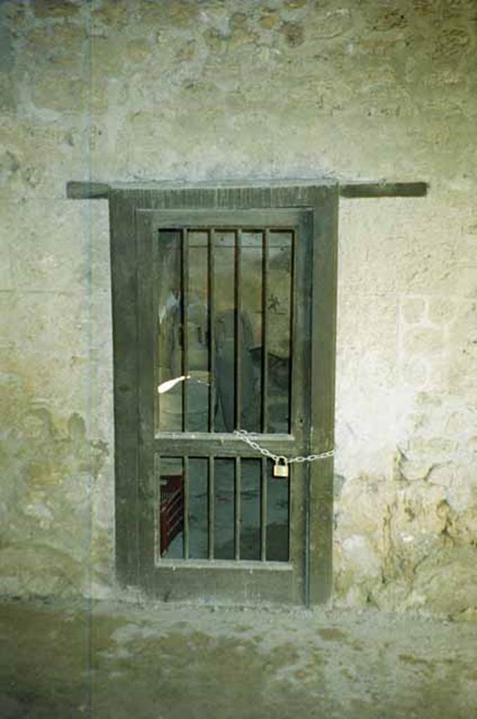 I.10.16 Pompeii. June 2010. Doorway to cubiculum on south side of entrance.  Photo courtesy of Rick Bauer.