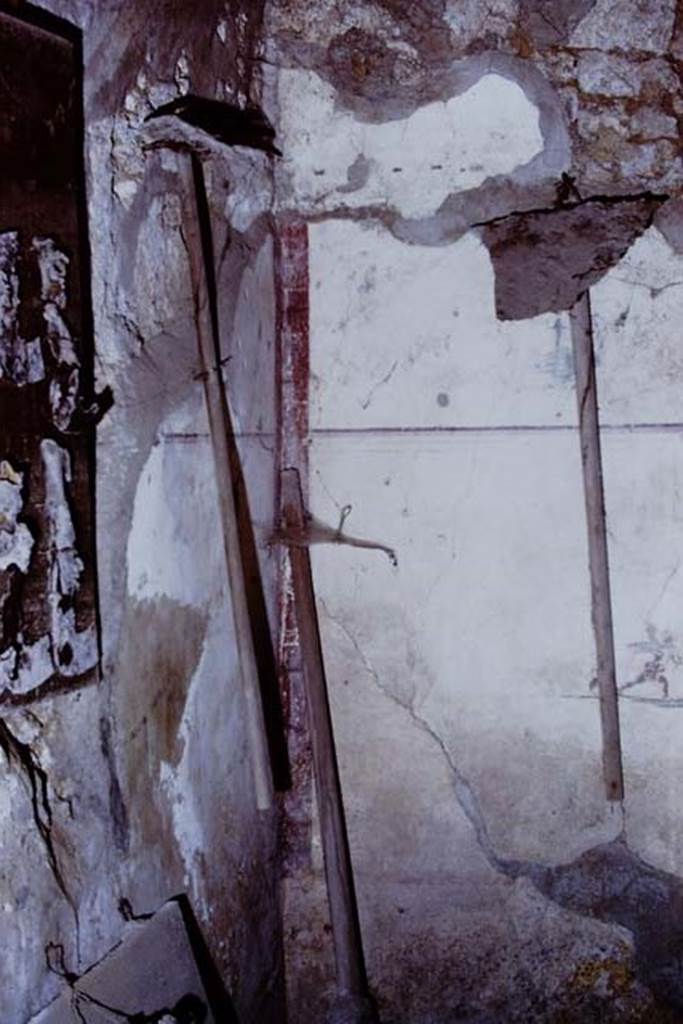 I.10.16 Pompeii. 1971. Tools displayed in cubiculum. Photo by Stanley A. Jashemski.
Source: The Wilhelmina and Stanley A. Jashemski archive in the University of Maryland Library, Special Collections (See collection page) and made available under the Creative Commons Attribution-Non Commercial License v.4. See Licence and use details.
J71f0238
