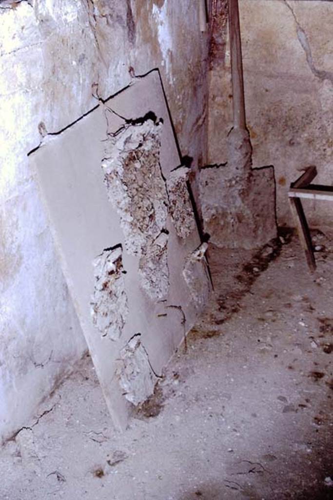 I.10.16 Pompeii. 1971. Tools displayed in cubiculum.  Photo by Stanley A. Jashemski.
Source: The Wilhelmina and Stanley A. Jashemski archive in the University of Maryland Library, Special Collections (See collection page) and made available under the Creative Commons Attribution-Non Commercial License v.4. See Licence and use details. J71f0239