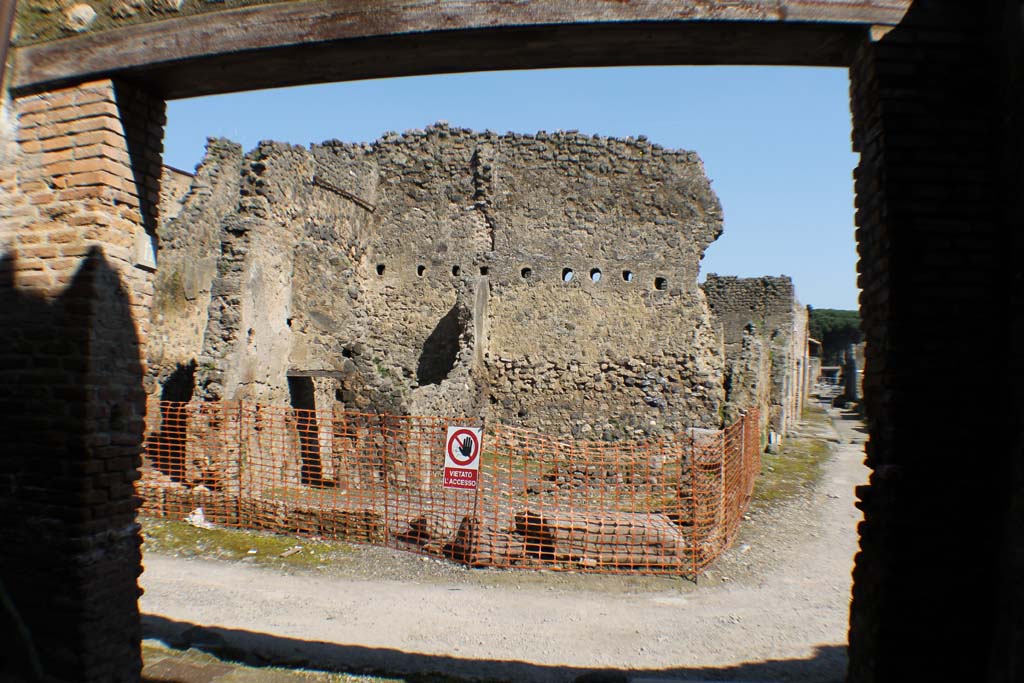 I.10.17 Pompeii. March 2014. 
Looking east through doorway across Vicolo di Paquius Proculus towards I.7.15 on corner of Via di Castricio. 
Foto Annette Haug, ERC Grant 681269 DÉCOR.