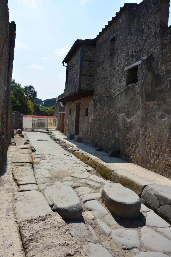 I.10.18 Pompeii. April 2017. Looking south along exterior façade.
Photo courtesy Adrian Hielscher.
