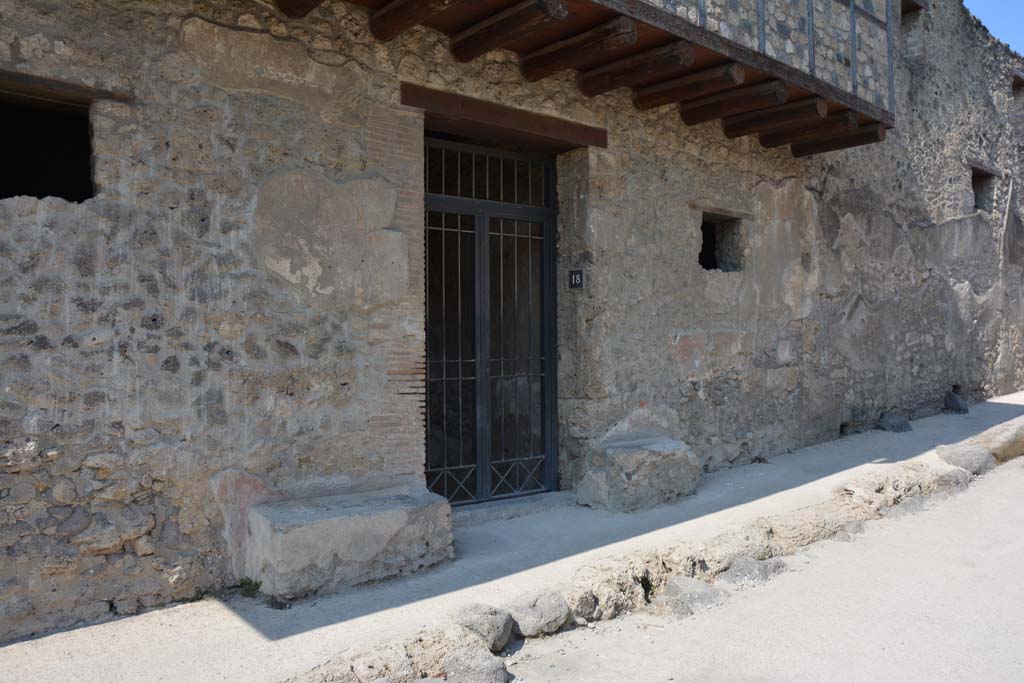I.10.18 Pompeii. April 2017. Looking west towards entrance doorway and north along exterior façade.
Photo courtesy Adrian Hielscher.
