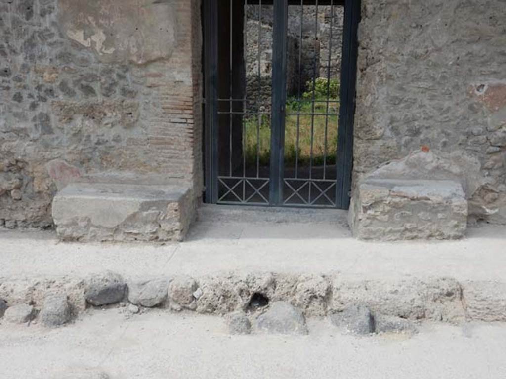 I.10.18 Pompeii. May 2017. Looking west to entrance doorway. Photo courtesy of Buzz Ferebee.
According to NdS –
The entrance to this modest house had a lava threshold framed between a brick door-jamb and one of limestone blocks, with the walls of the high zoccolo of red plaster and with a white upper part, in which stood out lively inscriptions, simple and unpretentious, on the other end of the two masonry benches that stand to the right and to the left of the entrance.
See Notizie degli Scavi di Antichità, 1934, p.341