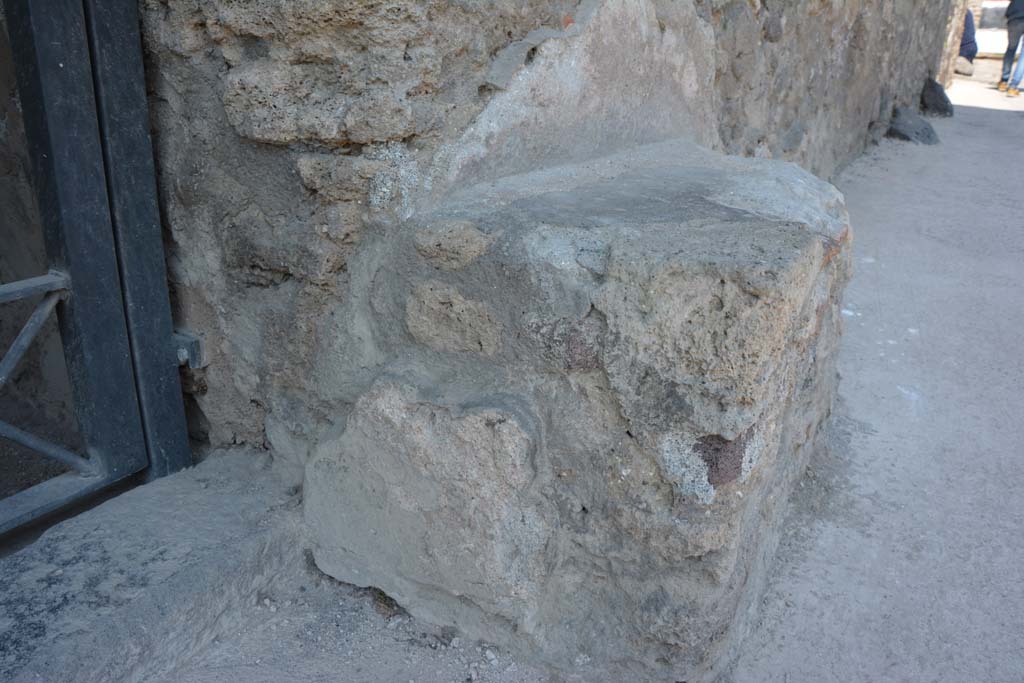 I.10.18 Pompeii. April 2017. Detail of remaining plaster at rear of bench seating on north side of entrance doorway. 
Photo courtesy Adrian Hielscher.