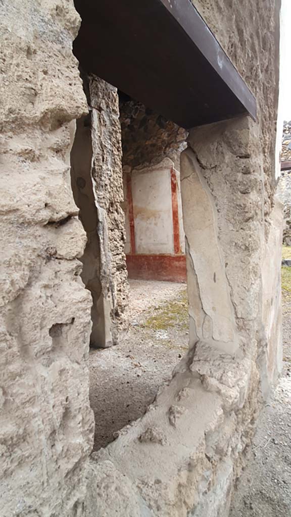 I.11.1 Pompeii. July 2021. 
Looking through window in cubiculum towards south wall with doorway into ala.
Foto Annette Haug, ERC Grant 681269 DÉCOR