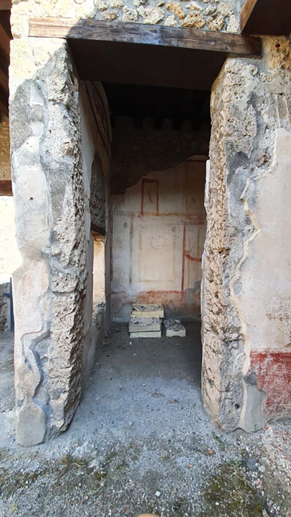 I.11.1 Pompeii. July 2021. 
North wall of ala, looking north through doorway into cubiculum. 
Foto Annette Haug, ERC Grant 681269 DÉCOR.