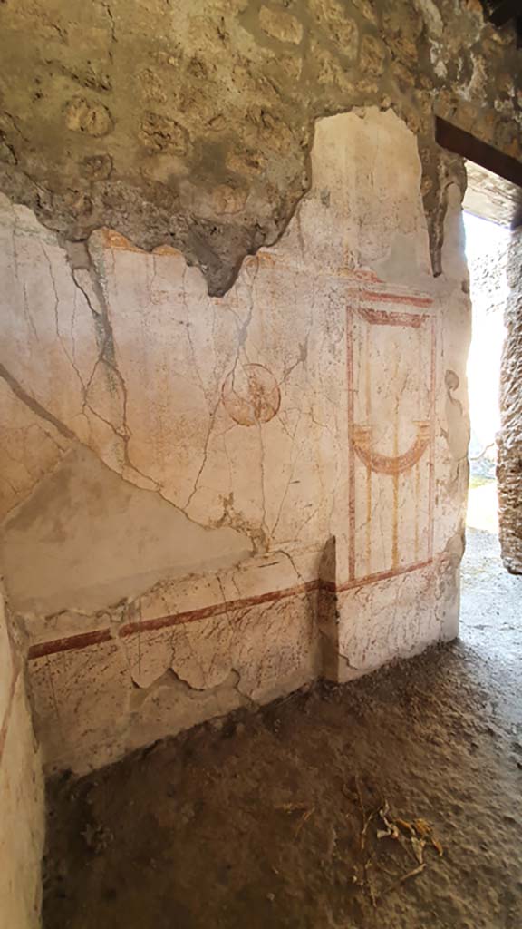 I.11.1 Pompeii. July 2021. 
South wall of cubiculum, with doorway into ala, on right.
Foto Annette Haug, ERC Grant 681269 DÉCOR.