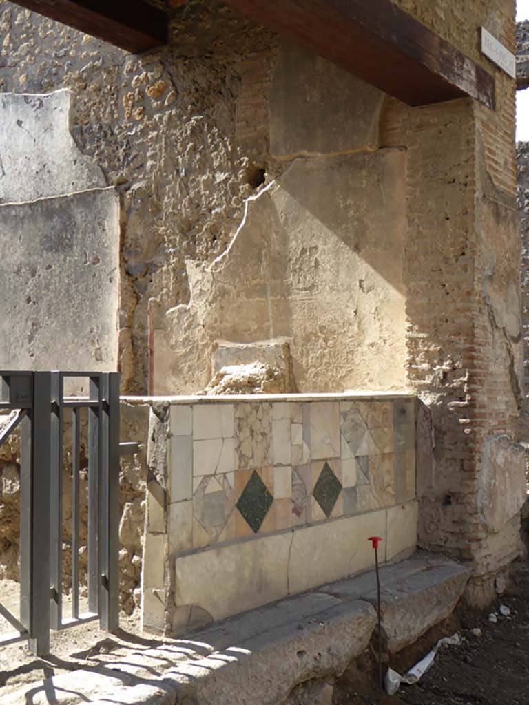 I.11.1 Pompeii. September 2015. Looking towards west wall above bar-counter.
Foto Annette Haug, ERC Grant 681269 DÉCOR.