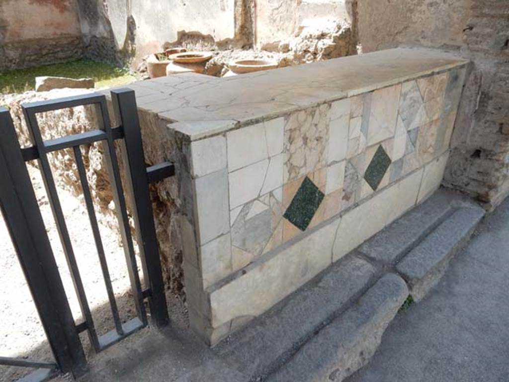 1.11.1 Pompeii. May 2015. Marble clad bar counter.
Photo courtesy of Buzz Ferebee.