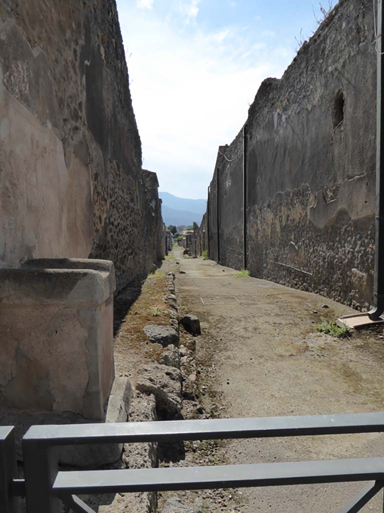 .11.1 Pompeii, on left. September 2015. Looking south on unnamed roadway with street altar.
Foto Annette Haug, ERC Grant 681269 DÉCOR.
