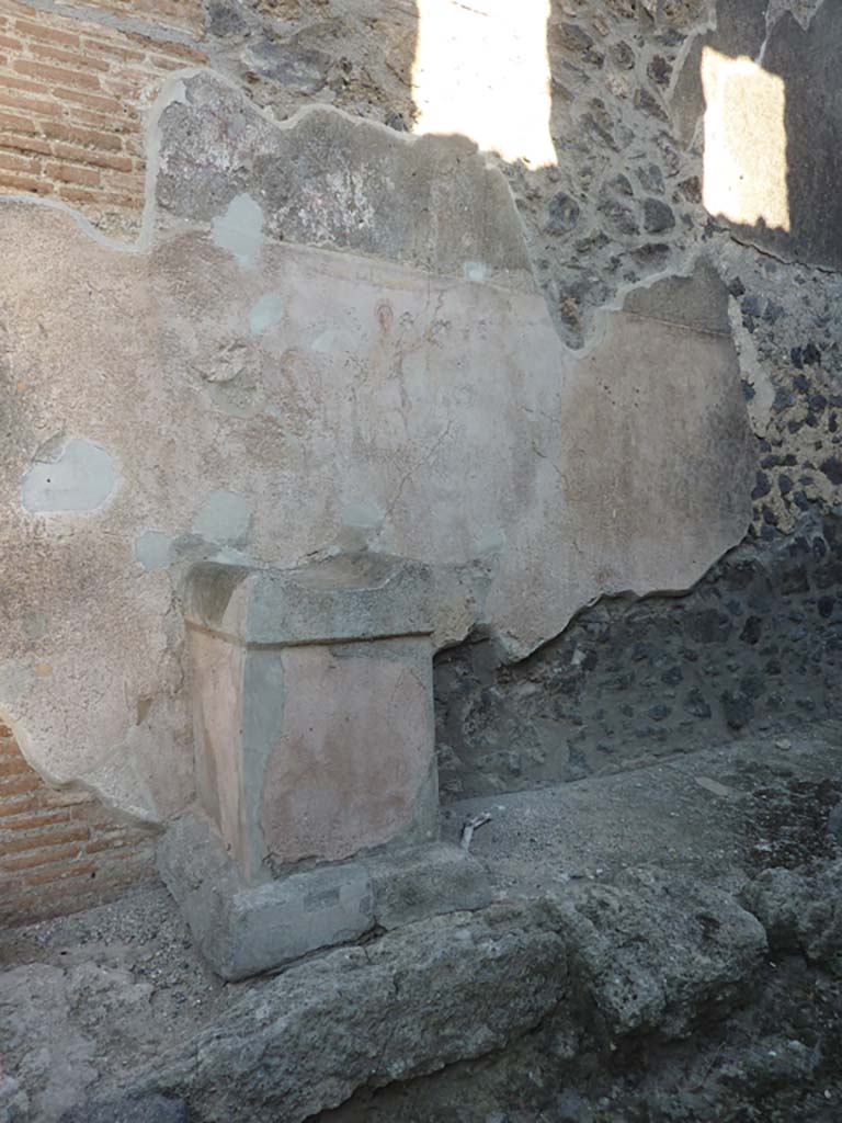 Street altar on west side wall of I.11.1 Pompeii. October 2014. 
Foto Annette Haug, ERC Grant 681269 DÉCOR.