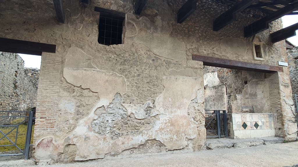 I.11.2, on left, and I.11.1, on right, Pompeii. July 2021. Wall with remaining stucco between entrances.
Foto Annette Haug, ERC Grant 681269 DÉCOR.