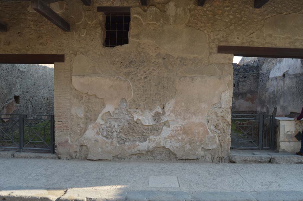 I.11.2, on left, and I.11.1, on right, Pompeii. October 2017. Wall with remaining stucco between entrances.
Foto Taylor Lauritsen, ERC Grant 681269 DÉCOR.