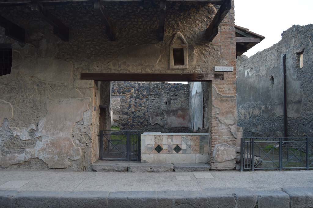 I.11.1 Pompeii. October 2017. Looking towards entrance doorway on south side of Via dell’Abbondanza.
Foto Taylor Lauritsen, ERC Grant 681269 DÉCOR.
