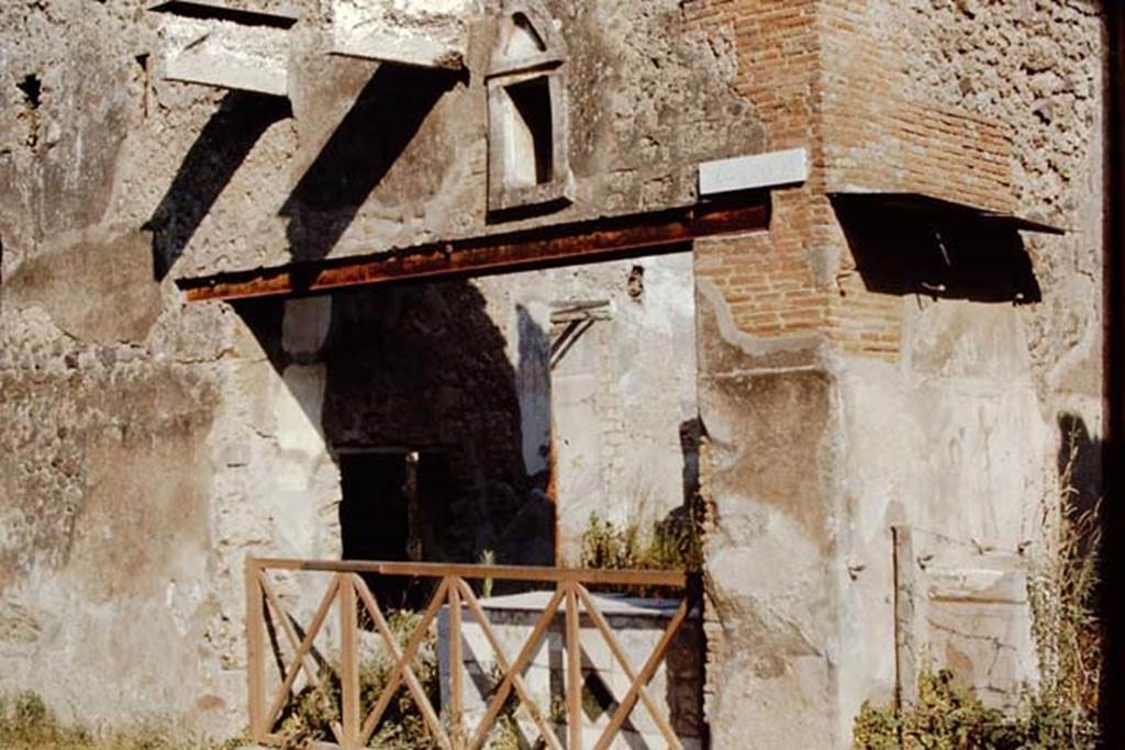 I.11.1 Pompeii. 1968. Entrance on Via dell’Abbondanza. Photo by Stanley A. Jashemski.
Source: The Wilhelmina and Stanley A. Jashemski archive in the University of Maryland Library, Special Collections (See collection page) and made available under the Creative Commons Attribution-Non Commercial License v.4. See Licence and use details.
J68f0368