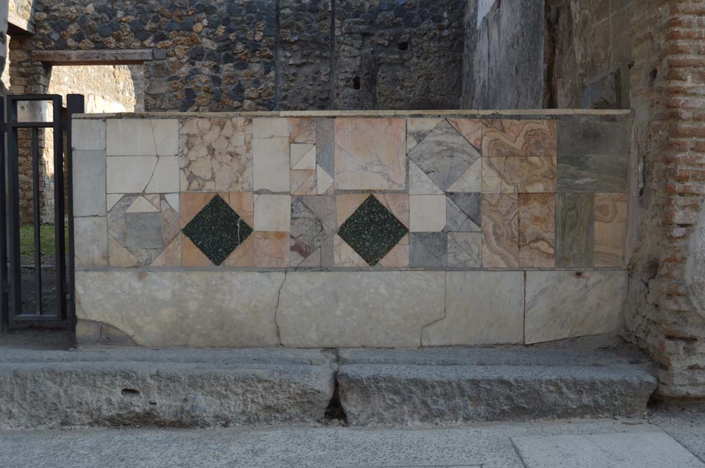 I.11.1 Pompeii. October 2017. Looking south to front façade of bar-counter.
Foto Taylor Lauritsen, ERC Grant 681269 DÉCOR.