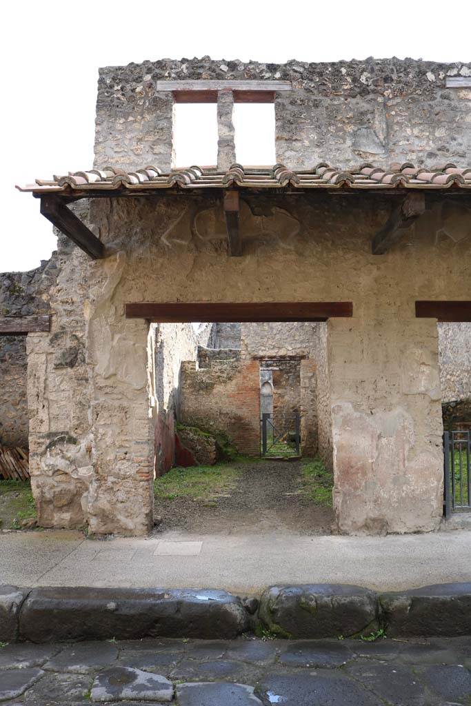 I.11.3 Pompeii. December 2018. 
Entrance doorway with window above, on south side of Via dell’Abbondanza. Photo courtesy of Aude Durand.