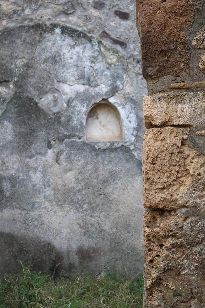 I.11.3 Pompeii. December 2018. 
Detail of niche on south wall of the garden. Photo courtesy of Aude Durand.