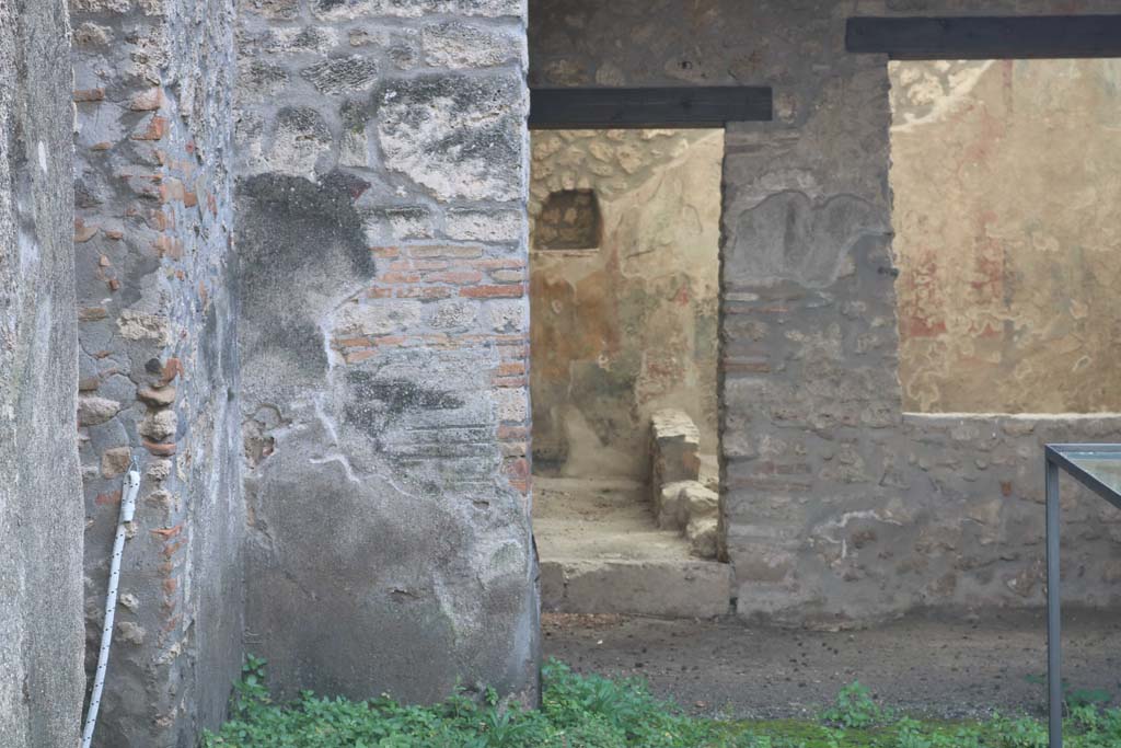 I.11.6 Pompeii. December 2018.  
Room 5, south-east corner of tablinum with doorway to corridor, and window overlooking garden in south wall. Photo courtesy of Aude Durand.