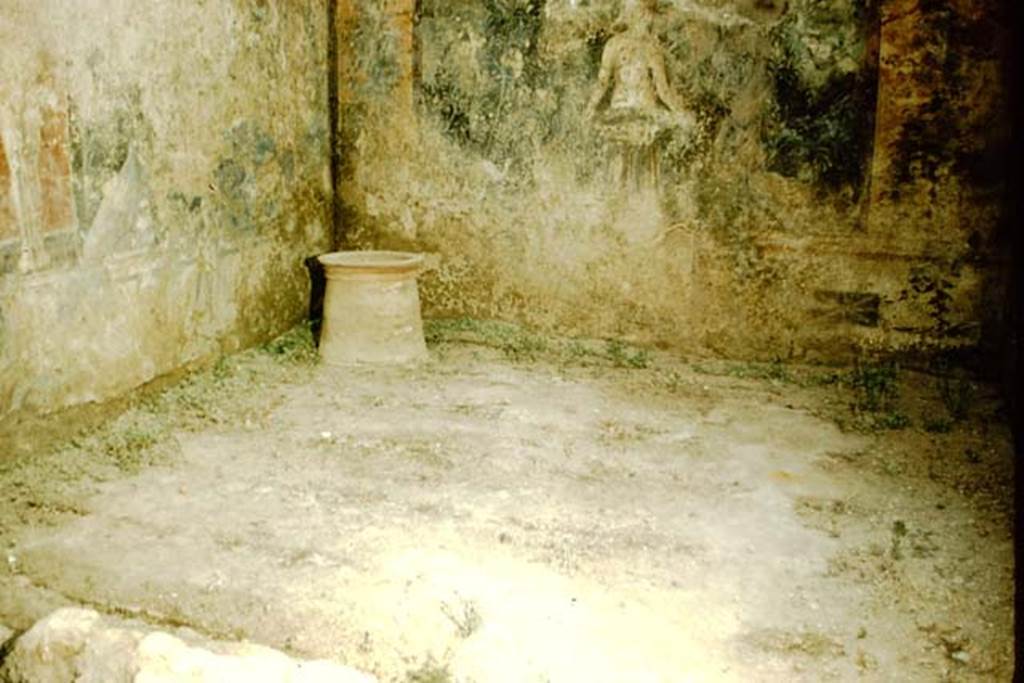 I.11.6 Pompeii. 1957. Room 6, garden area. Photo by Stanley A. Jashemski.
Source: The Wilhelmina and Stanley A. Jashemski archive in the University of Maryland Library, Special Collections (See collection page) and made available under the Creative Commons Attribution-Non Commercial License v.4. See Licence and use details.
J57f0476