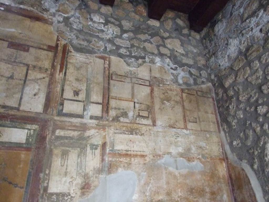 I.11.6 Pompeii. March 2009. Room 7, upper south end of east wall of triclinium.