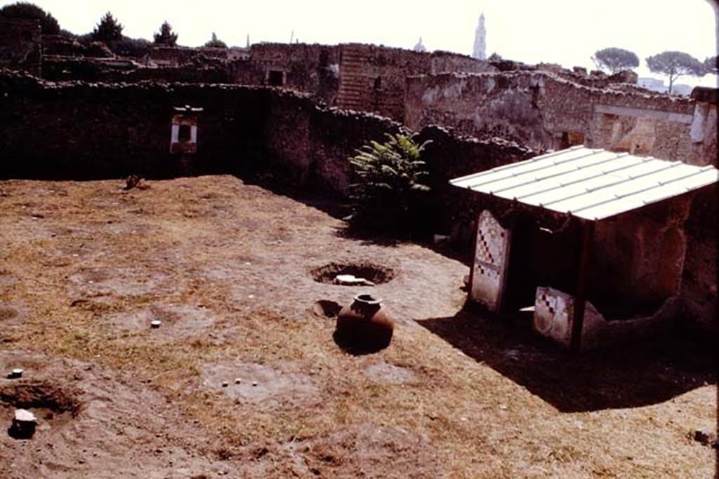 I.11.10 Pompeii. 1964. Looking south-east across garden vineyard. Photo by Stanley A. Jashemski.
Source: The Wilhelmina and Stanley A. Jashemski archive in the University of Maryland Library, Special Collections (See collection page) and made available under the Creative Commons Attribution-Non Commercial License v.4. See Licence and use details.
J64f1907