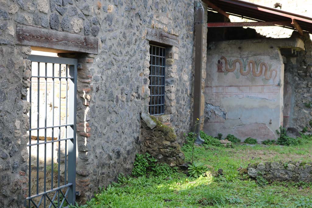 I.11.10 Pompeii. December 2018. 
Looking north-west from garden area, across site of a small enclosure with a low wall. Photo courtesy of Aude Durand.