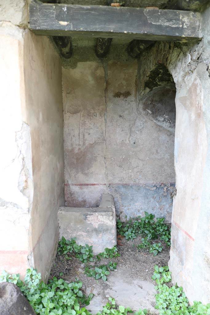 I.11.10 Pompeii. December 2018. 
Looking west into latrine with small water basin. Photo courtesy of Aude Durand.