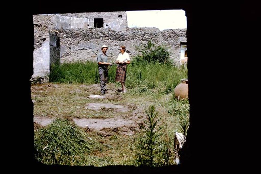 I.11.11/10 Pompeii. 1964. Looking east through a window towards the workers.  Photo by Stanley A. Jashemski.
Source: The Wilhelmina and Stanley A. Jashemski archive in the University of Maryland Library, Special Collections (See collection page) and made available under the Creative Commons Attribution-Non Commercial License v.4. See Licence and use details.
J64f1499