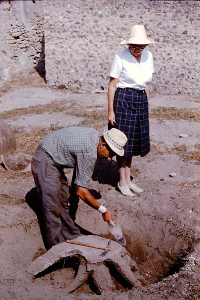 I.11.10 Pompeii. 1964. Wilhelmina and Sig. Sicignano adding the final touches. Photo by Stanley A. Jashemski.
Source: The Wilhelmina and Stanley A. Jashemski archive in the University of Maryland Library, Special Collections (See collection page) and made available under the Creative Commons Attribution-Non Commercial License v.4. See Licence and use details.
J64f1850