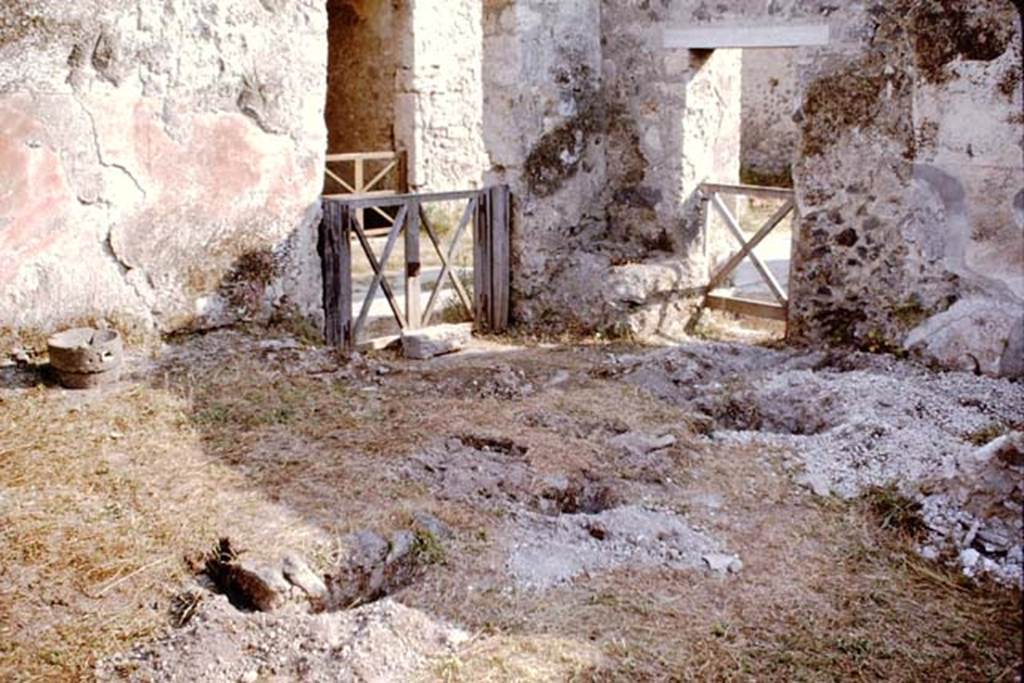I.11.10 Pompeii. 1964. Looking west in the south-west corner of the garden area.  Photo by Stanley A. Jashemski.
Source: The Wilhelmina and Stanley A. Jashemski archive in the University of Maryland Library, Special Collections (See collection page) and made available under the Creative Commons Attribution-Non Commercial License v.4. See Licence and use details.
J64f1965