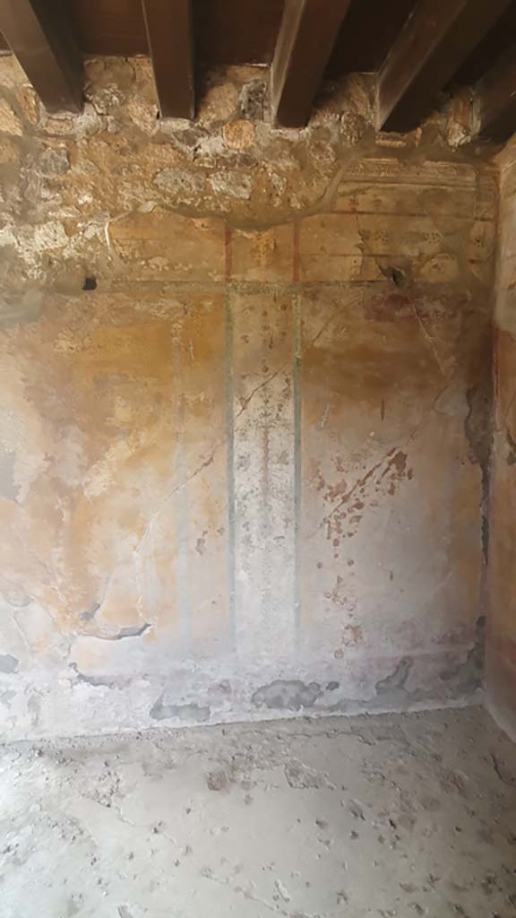 I.11.10 Pompeii. July 2021. Room for the clients/customers.
Looking towards west wall and north-west corner of room on north side of thermopolium..
Foto Annette Haug, ERC Grant 681269 DÉCOR.