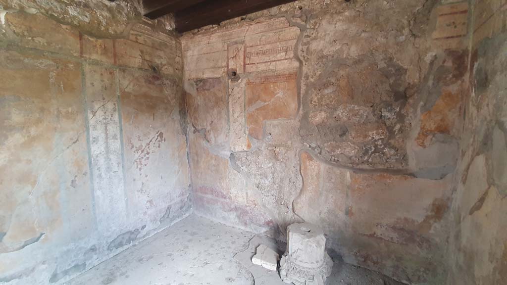I.11.10 Pompeii. July 2021. West wall, north-west corner and north wall.  
Foto Annette Haug, ERC Grant 681269 DÉCOR.