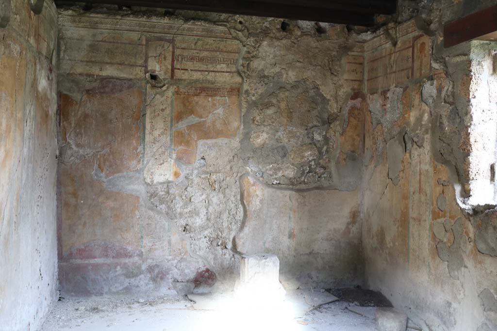 I.11.11 Pompeii. December 2018. 
Looking towards north wall of room on north side of thermopolium, with window in east wall. Photo courtesy of Aude Durand.