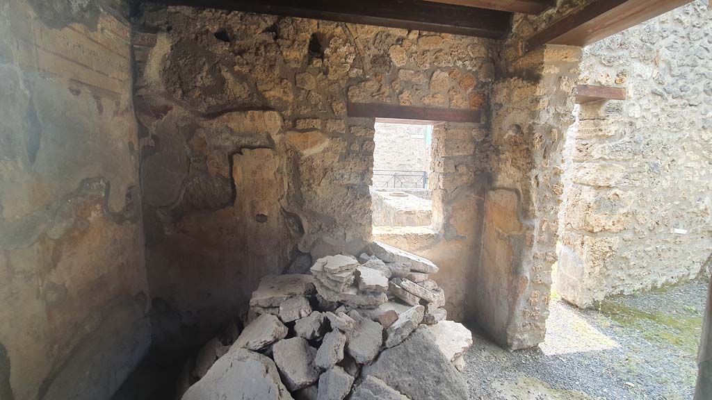 I.11.10 Pompeii. July 2021. Looking towards south wall with window onto bar-room. 
Foto Annette Haug, ERC Grant 681269 DÉCOR.