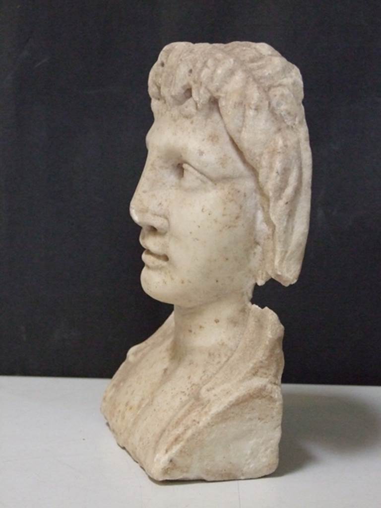 I.11.12 Pompeii. March 2009.  White marble Female Herm.  Found in a cavity in the South wall near the Aedicula Niche in 1958.  SAP inventory number: 12166.