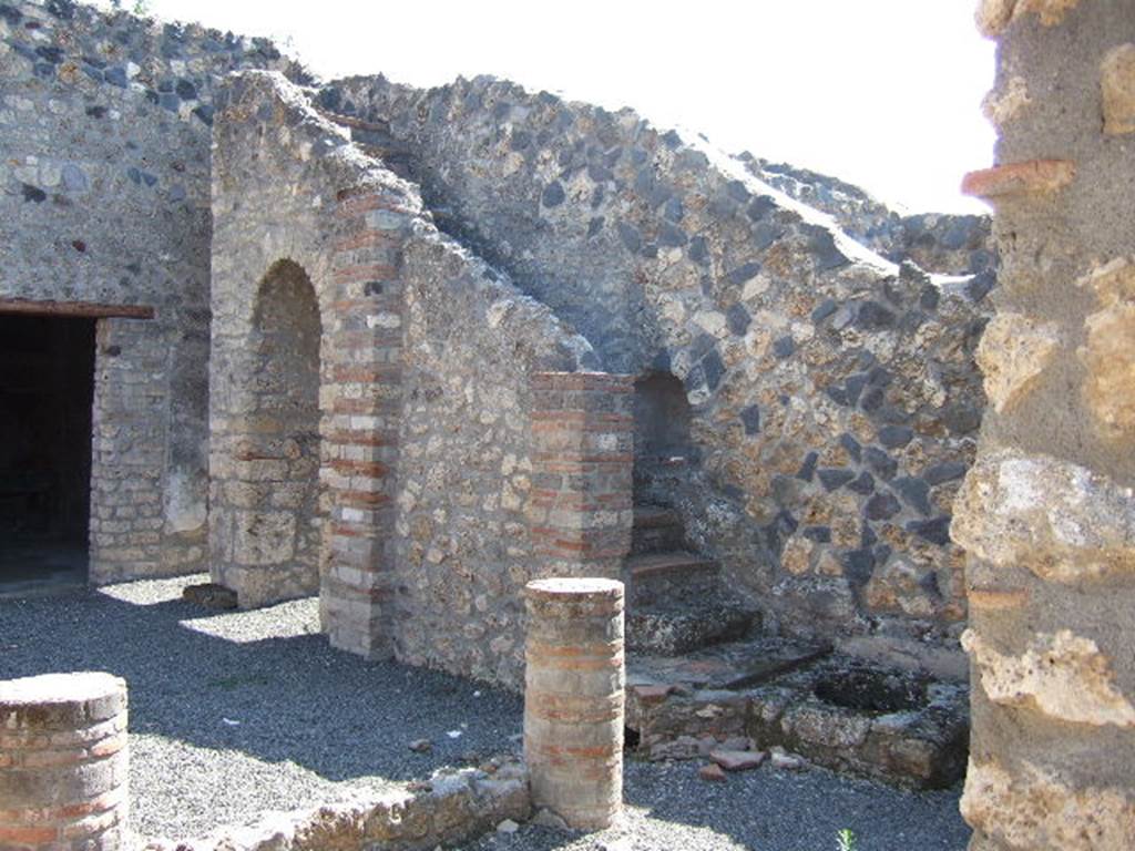 I.11.14 Pompeii. September 2005. South side of peristyle.
