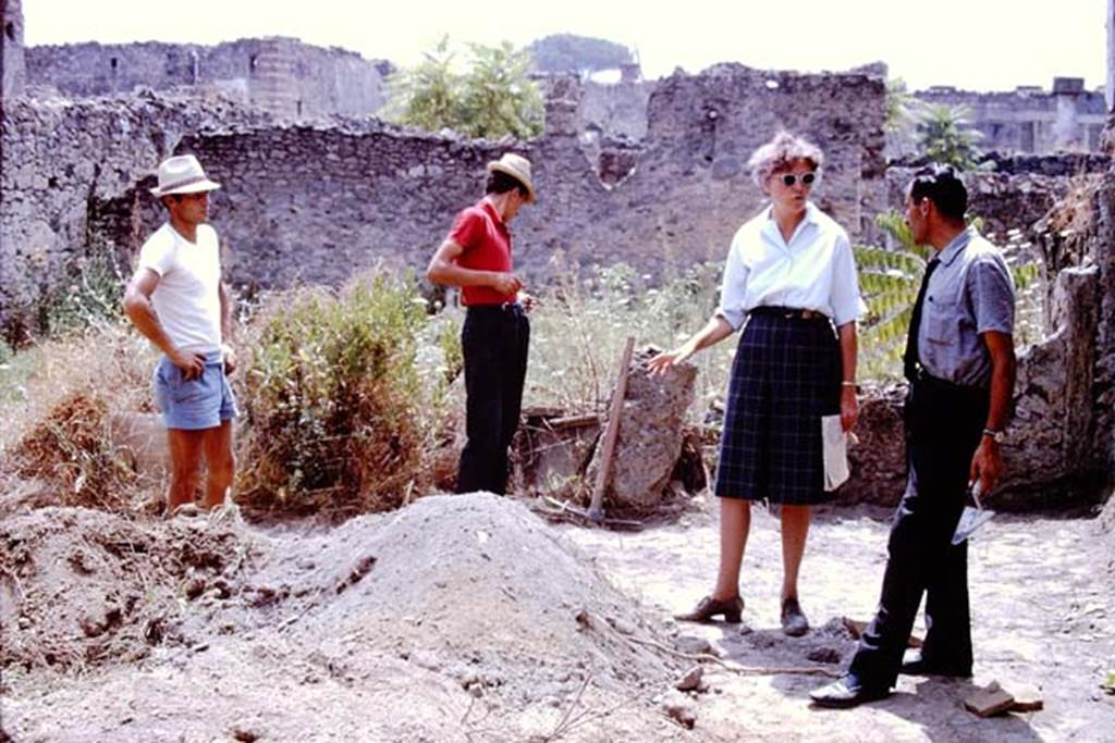 I.11.14 Pompeii. 1966. Discussions between Wilhelmina and Sig. Sicignano, whilst the workers look on. Photo by Stanley A. Jashemski.
Source: The Wilhelmina and Stanley A. Jashemski archive in the University of Maryland Library, Special Collections (See collection page) and made available under the Creative Commons Attribution-Non Commercial License v.4. See Licence and use details.
J66f0510