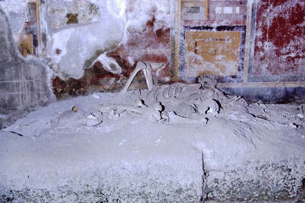 I.11.15 Pompeii. 1968. Room 9, skeleton at base of west wall. Photo by Stanley A. Jashemski.
Source: The Wilhelmina and Stanley A. Jashemski archive in the University of Maryland Library, Special Collections (See collection page) and made available under the Creative Commons Attribution-Non Commercial License v.4. See Licence and use details.
J68f1297