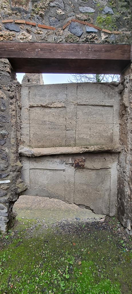 I.11.15 Pompeii. January 2023. 
Plaster-cast of doors and locking beam from inside entrance at I.11.9.
Photo courtesy of Miriam Colomer.