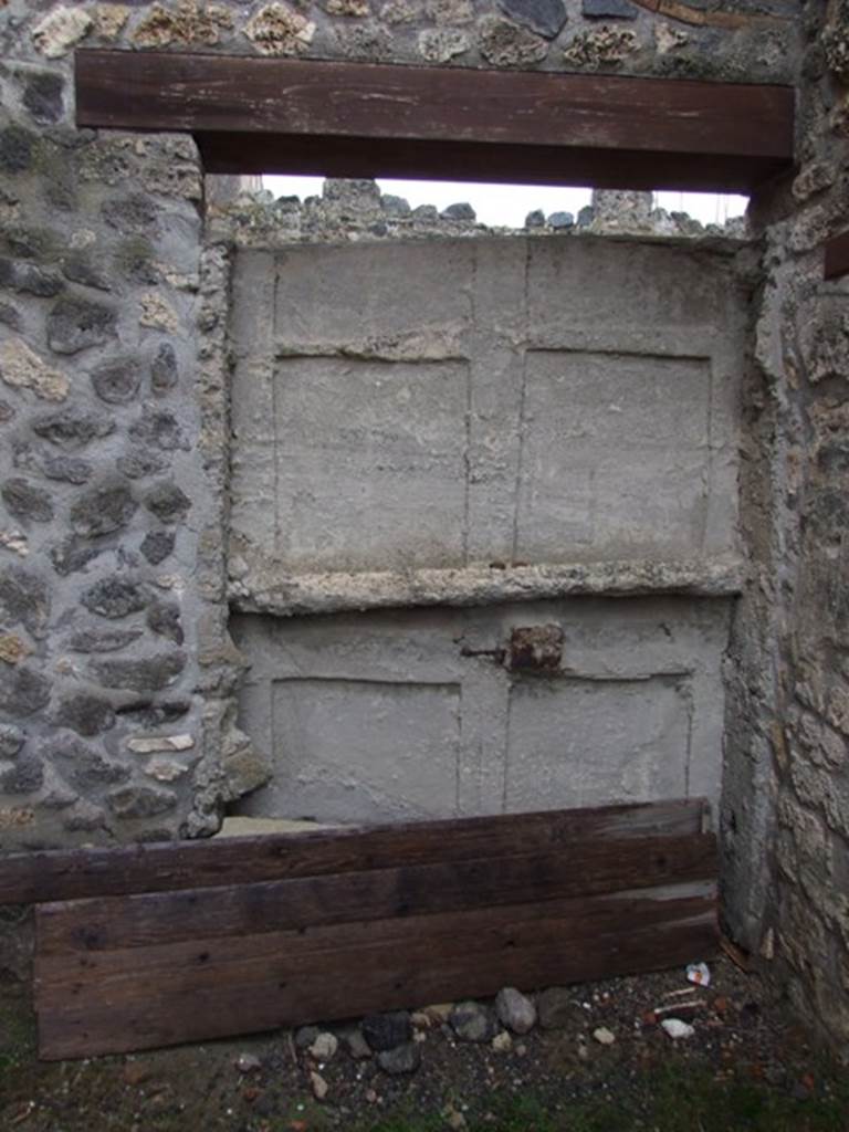 I.11.15 Pompeii.  December 2007.  Cast of door and locking beam from inside entrance at I.11.9.