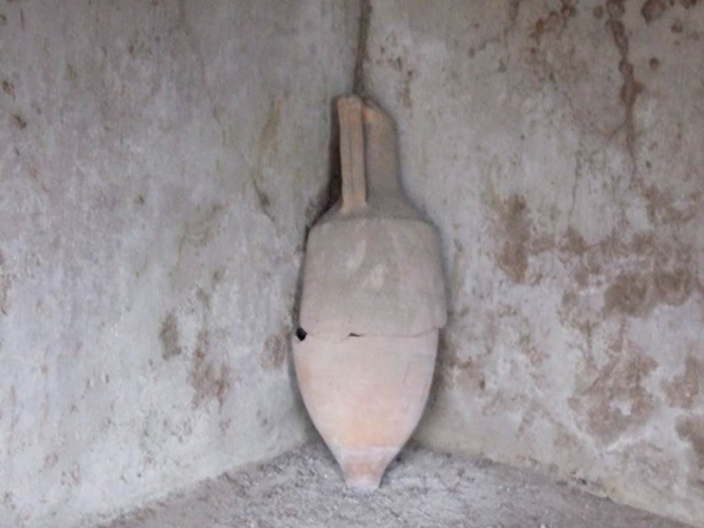 I.11.15 Pompeii. December 2007. Room 19, amphora in garden level room on east side of garden.