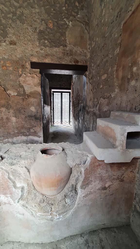 .11.16 Pompeii. July 2021. 
Looking west across top of counter with three steps as shelving, towards entrance doorway.
Foto Annette Haug, ERC Grant 681269 DÉCOR.