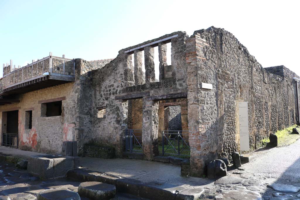 I.12.3, on left, I.12.2 and I.12.1 Pompeii. December 2018.
Looking towards entrances on Via dell’Abbondanza. Photo courtesy of Aude Durand.