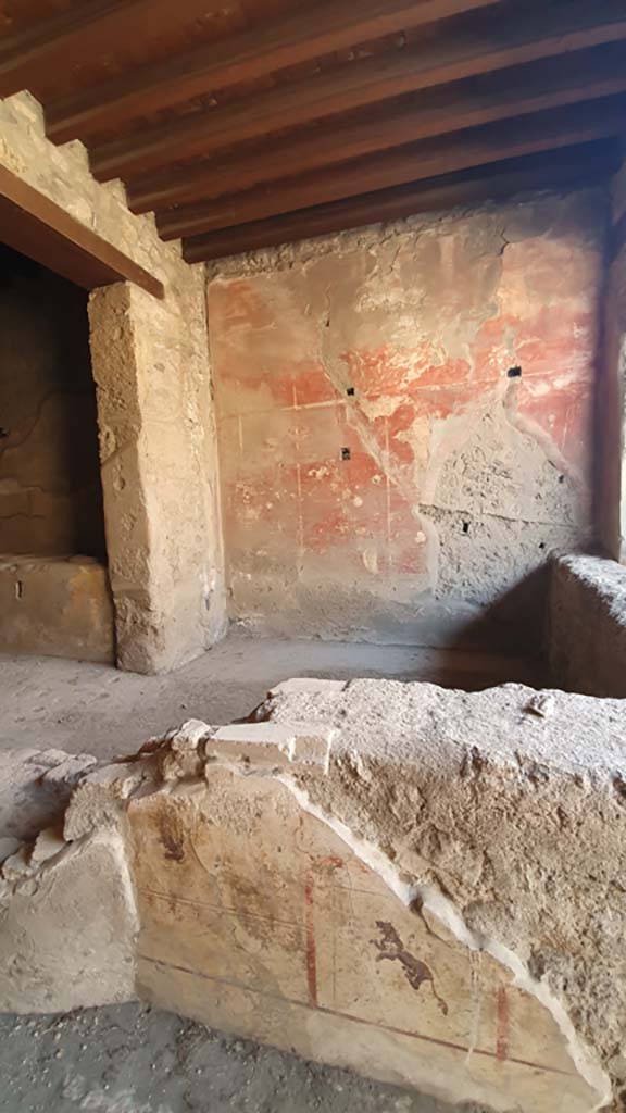 I.12.3 Pompeii. July 2021. 
East side of counter with painted decoration, looking towards west wall.
Foto Annette Haug, ERC Grant 681269 DÉCOR
