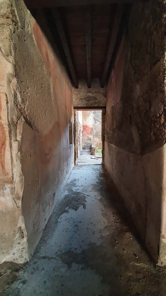 I.12.3 Pompeii. July 2021. Looking south from courtyard along corridor leading to rear. 
Foto Annette Haug, ERC Grant 681269 DÉCOR