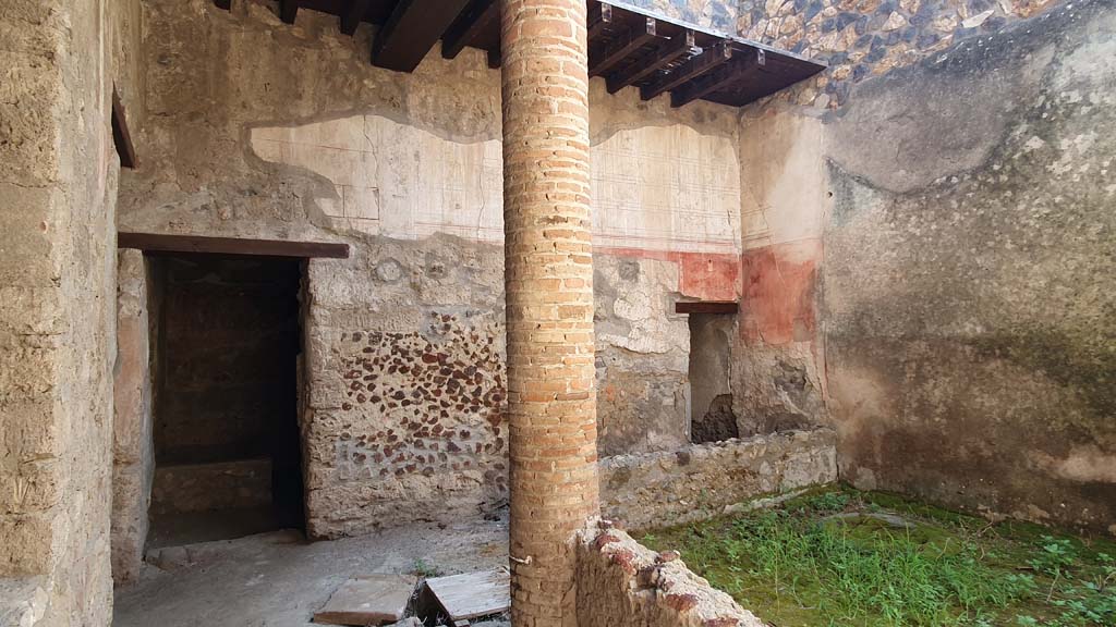 I.12.3 Pompeii. July 2021. Looking east from north passageway of garden area, to doorways to rooms 4 and 5.
Foto Annette Haug, ERC Grant 681269 DÉCOR