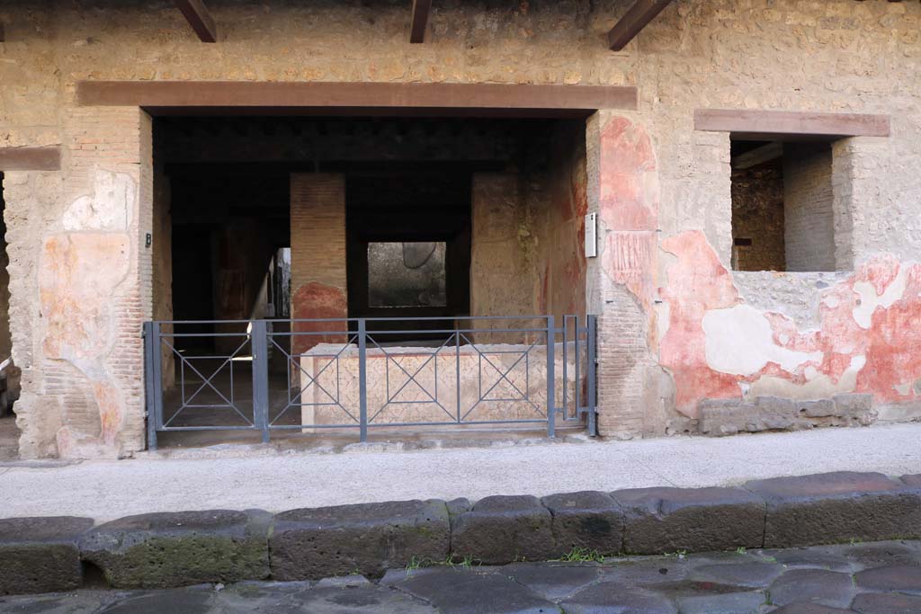 I.12.3 Pompeii. December 2018. 
Looking towards entrance doorway on south side of Via dell’Abbondanza. Photo courtesy of Aude Durand.