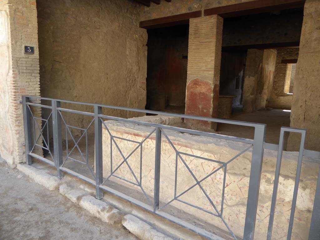 I.12.3 Pompeii. September 2015. Looking east along counter.  
Foto Annette Haug, ERC Grant 681269 DÉCOR