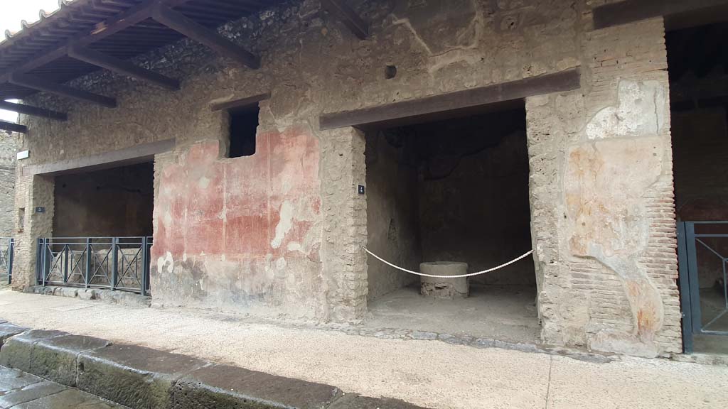 I.12.4 Pompeii, on right. July 2021. Looking towards remaining coloured stucco on wall between I.12.5, on left.
Foto Annette Haug, ERC Grant 681269 DÉCOR.
